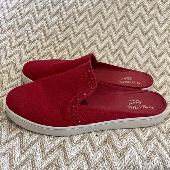 Koolaburra by UGG Darcee Slip On womens size 11 Red White Bronze tone studs EUC - Picture 3 of 10